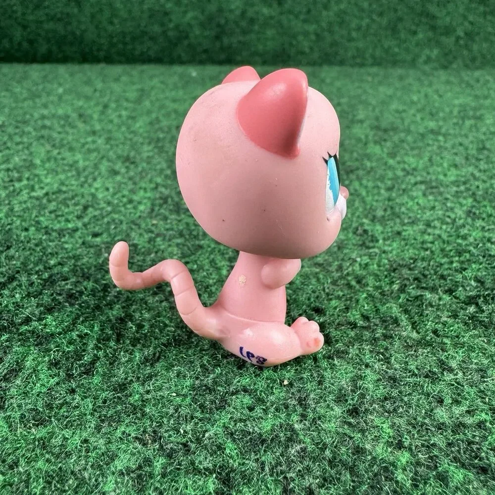 POSSUM #1625 - Authentic Littlest Pet Shop - Hasbro LPS Pink Blue Eyes